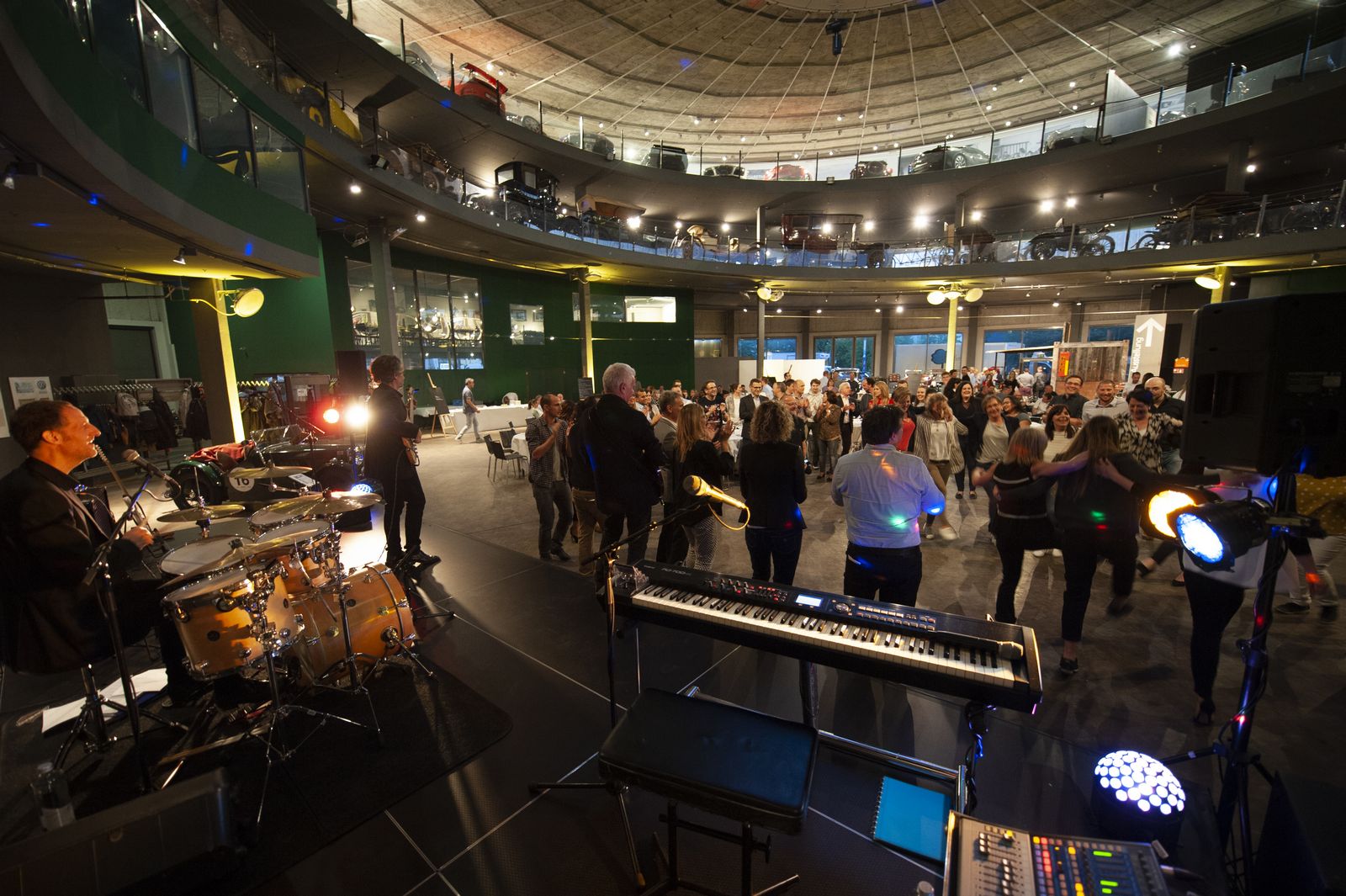 Blick von der Band in einen grossen, gefüllten Veranstaltungssaal